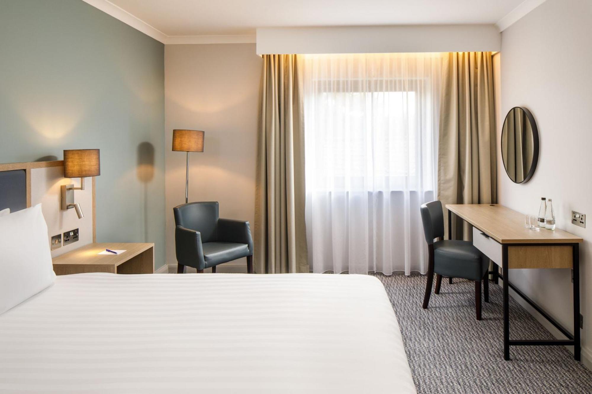 Delta Hotels by Marriott Milton Keynes Exteriör bild